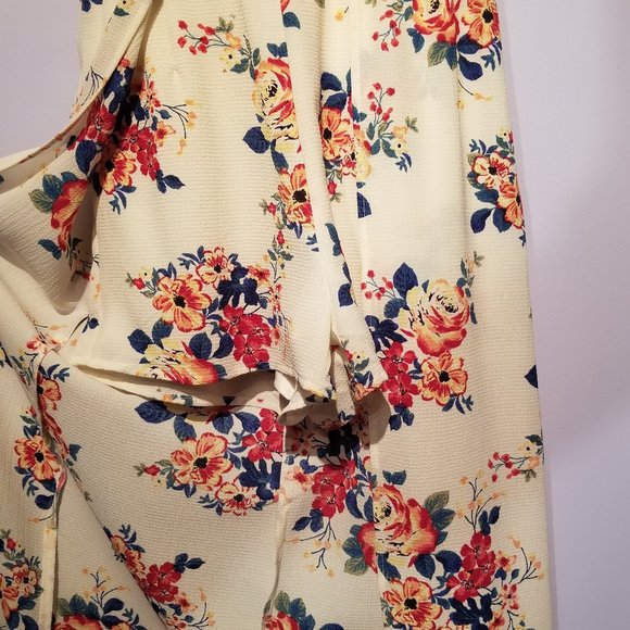 Crystal Sky Floral Shorts Romper - Picture 7 of 8